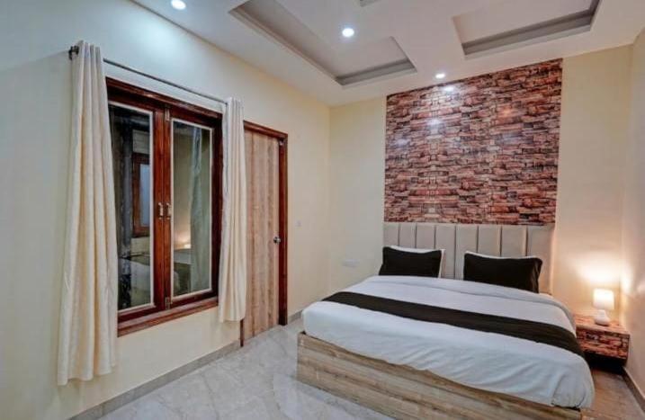 Shourya Hotel And Banquet Noida Exterior foto
