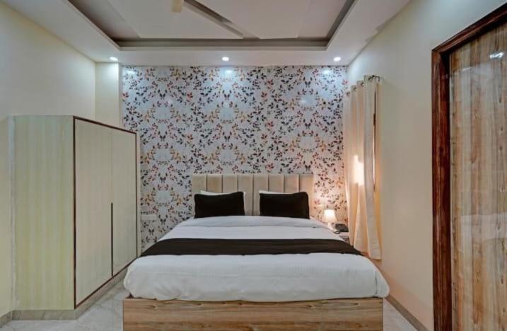 Shourya Hotel And Banquet Noida Exterior foto