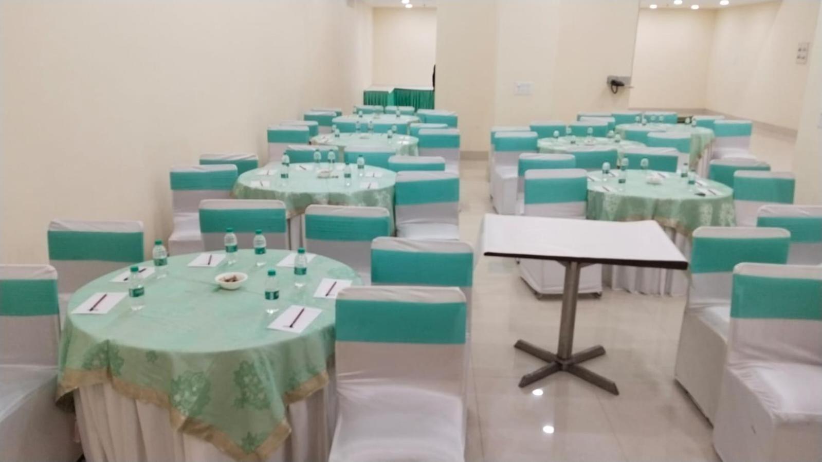 Shourya Hotel And Banquet Noida Exterior foto