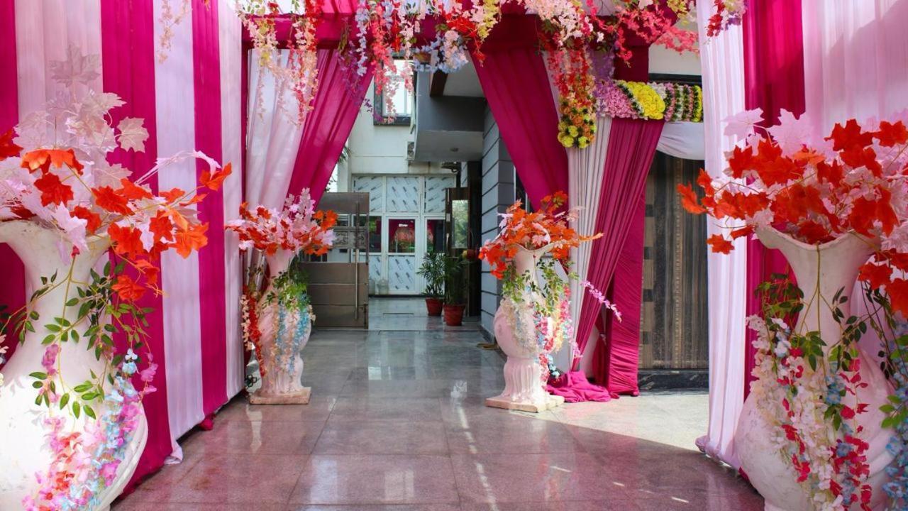 Shourya Hotel And Banquet Noida Exterior foto