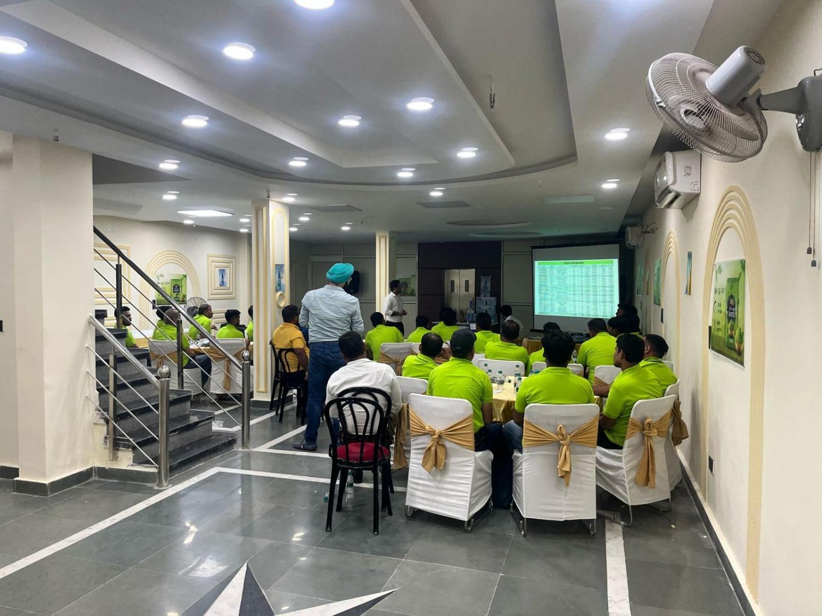 Shourya Hotel And Banquet Noida Exterior foto